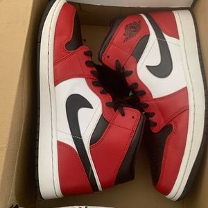 Chicago mids size 10 comes with box
